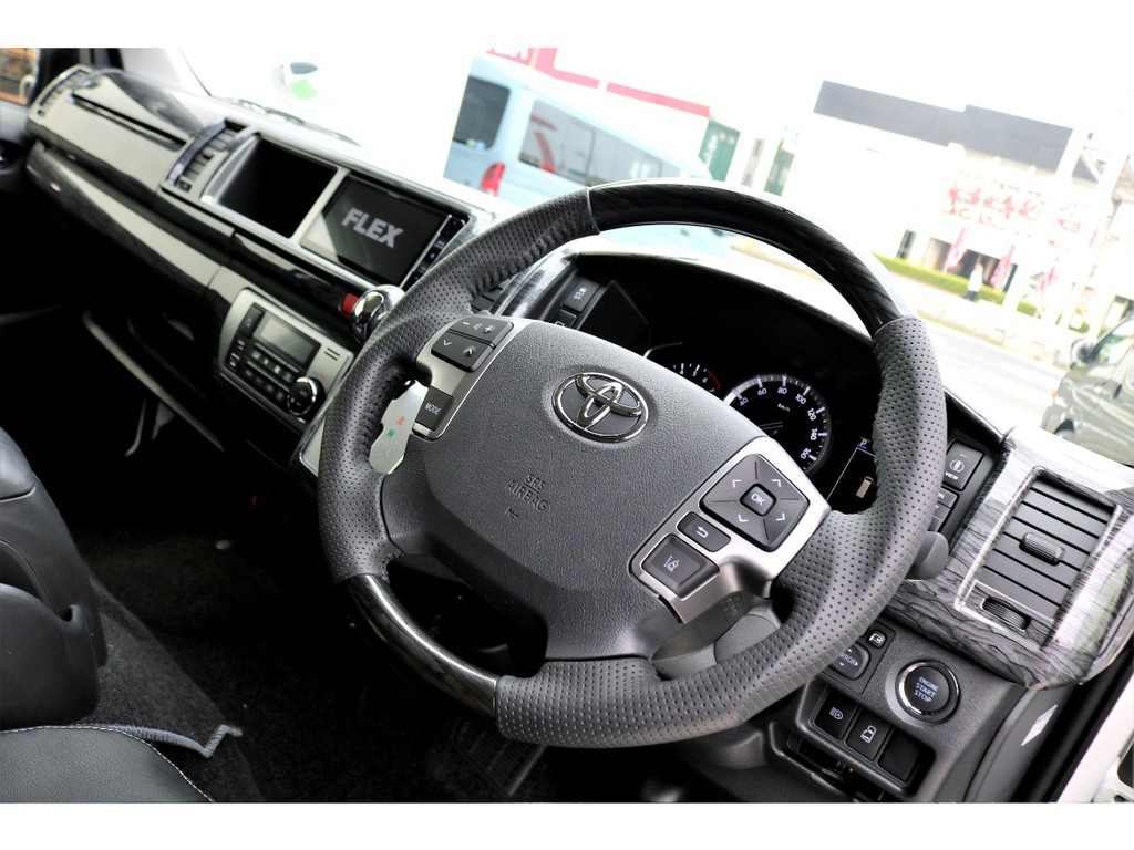 ステアリングは握りやすいガングリップタイプ！！