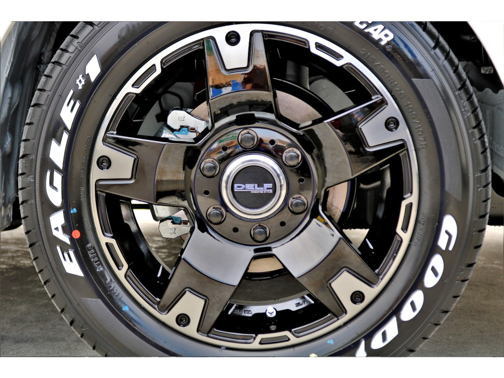 足元には、FLEXオリジナルのDelf03 17インチアルミにナスカーのホワイトレタータイヤをチョイス！！