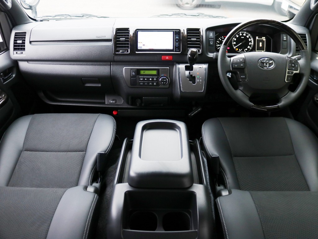 特別仕様車をベースにカスタムを施したハイエースバンが入庫いたしました♪