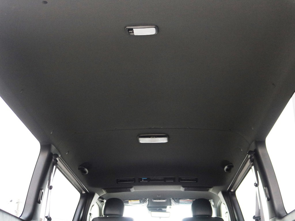 天井やトリム（車内の壁）等がブラックカラーとなっており、高級感のある内装となっております♪