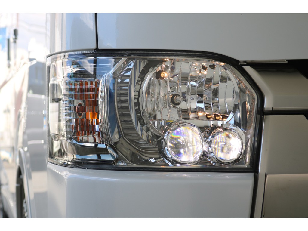 メーカーオプションのＬＥＤヘッドライト装備済み