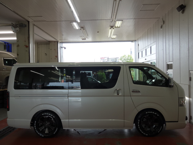 新車ハイエースＶダークプライムⅡ床張りベットナビパッケージ完成致しました！！店頭在庫車、即納車もご対応可能になります！！