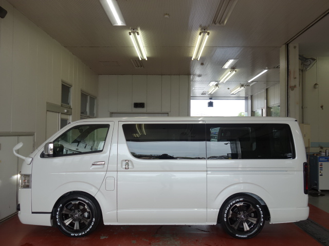 新車ハイエースＶダークプライムⅡ床張りベットナビパッケージ完成致しました！！店頭在庫車、即納車もご対応可能になります！！