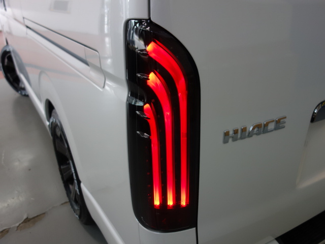 新車ハイエースＶダークプライムⅡ床張りベットナビパッケージ完成致しました！！店頭在庫車、即納車もご対応可能になります！！
