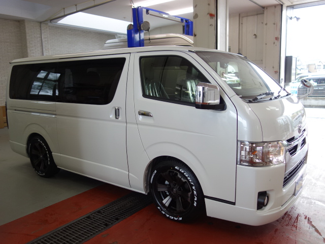 新車ハイエースＶダークプライムⅡ床張りベットナビパッケージ完成致しました！！店頭在庫車、即納車もご対応可能になります！！