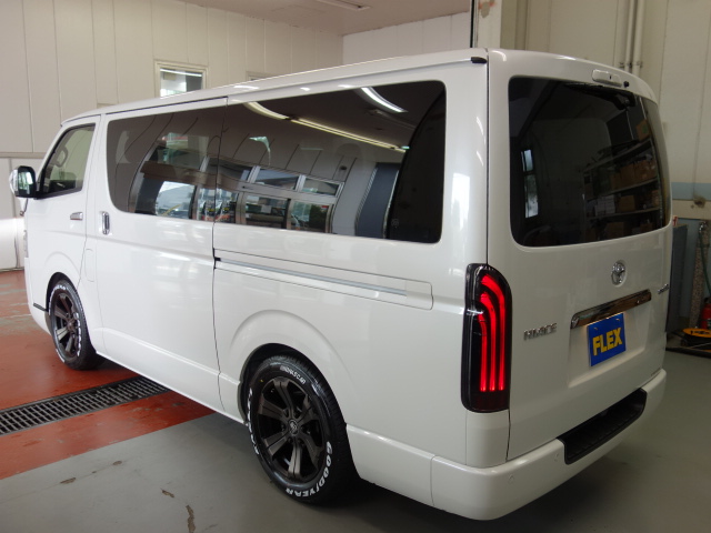 新車ハイエースＶダークプライムⅡ床張りベットナビパッケージ完成致しました！！店頭在庫車、即納車もご対応可能になります！！