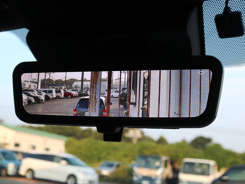 メーカーオプション　デジタルインナーミラー！車両後方の映像を常にミラーに映し出します♪