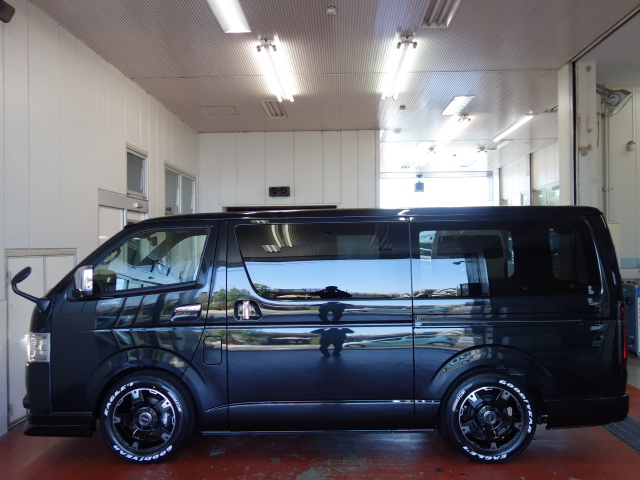 新車ハイエースＶダークプライムⅡ床張りナビパッケージ完成致しました！！店頭在庫車、即納車もご対応可能になります！！