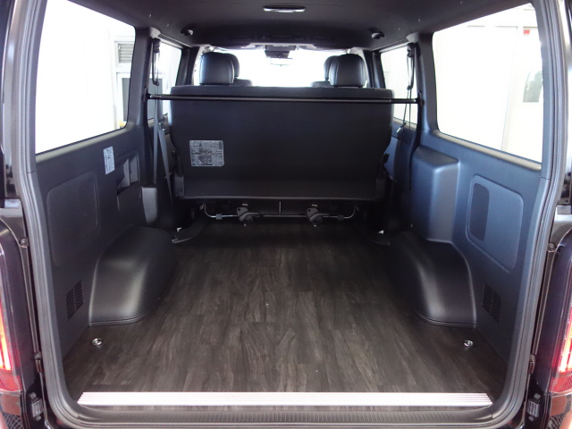新車ハイエースＶダークプライムⅡ床張りナビパッケージ完成致しました！！店頭在庫車、即納車もご対応可能になります！！