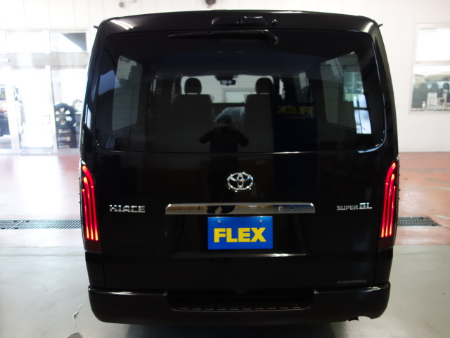 新車ハイエースＶダークプライムⅡ床張りナビパッケージ完成致しました！！店頭在庫車、即納車もご対応可能になります！！