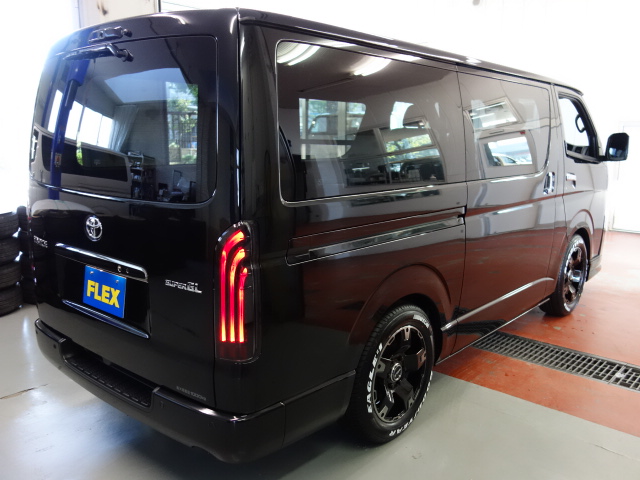 新車ハイエースＶダークプライムⅡ床張りナビパッケージ完成致しました！！店頭在庫車、即納車もご対応可能になります！！