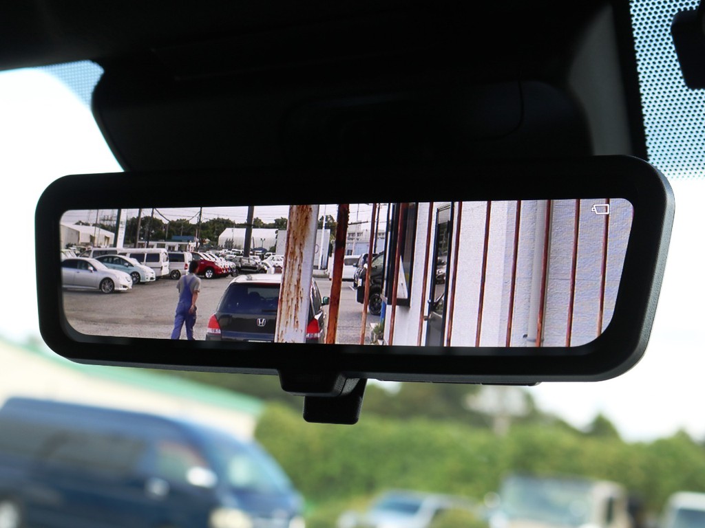 メーカーオプション　デジタルインナーミラー！車両後方の映像を常にミラーに映し出します♪