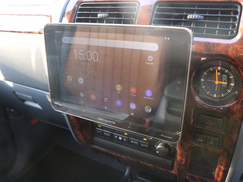 このタブレットで動画やインターネット、ナビ、音楽も聴けるなんて便利ですね！