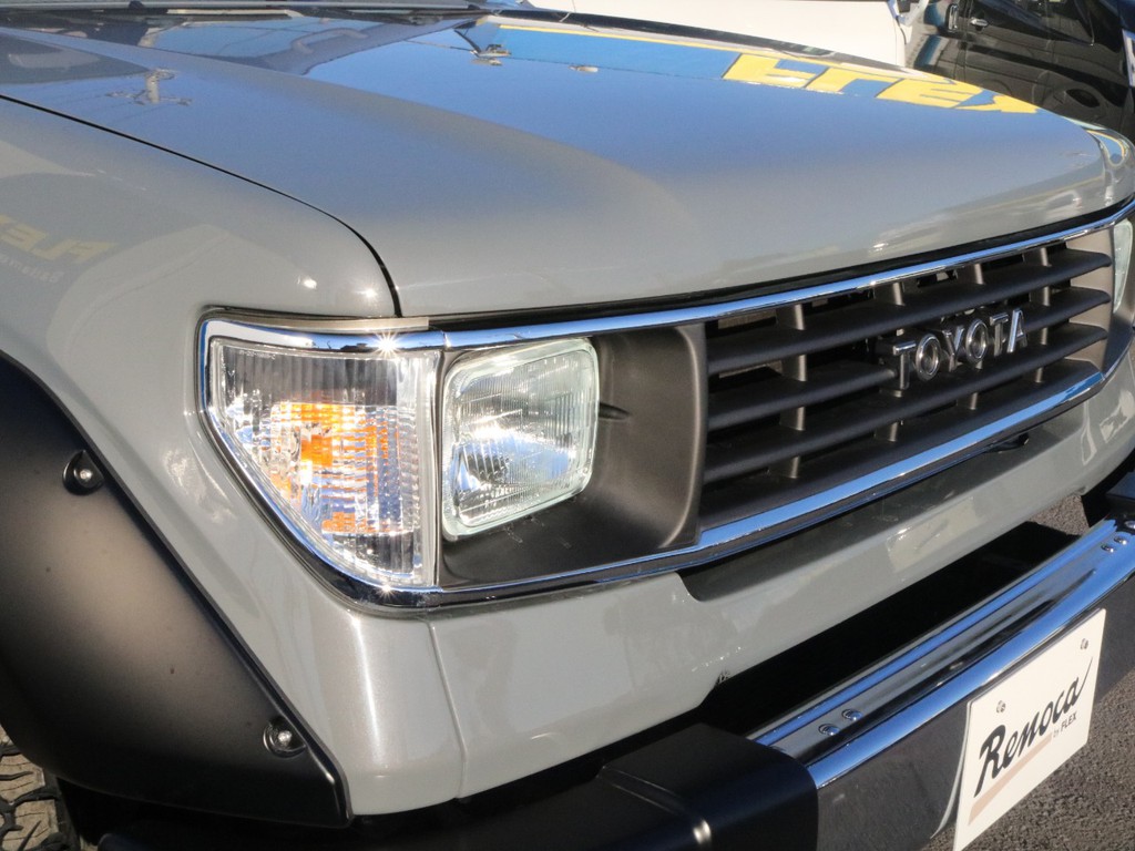 TOYOTAエンブレムがグッとレトロな雰囲気を出しています