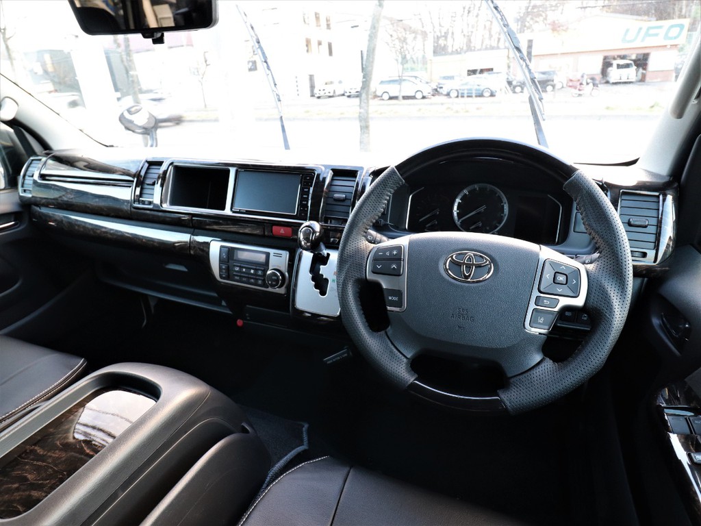 ハンドル周りもマホガニー調にカスタムしております！