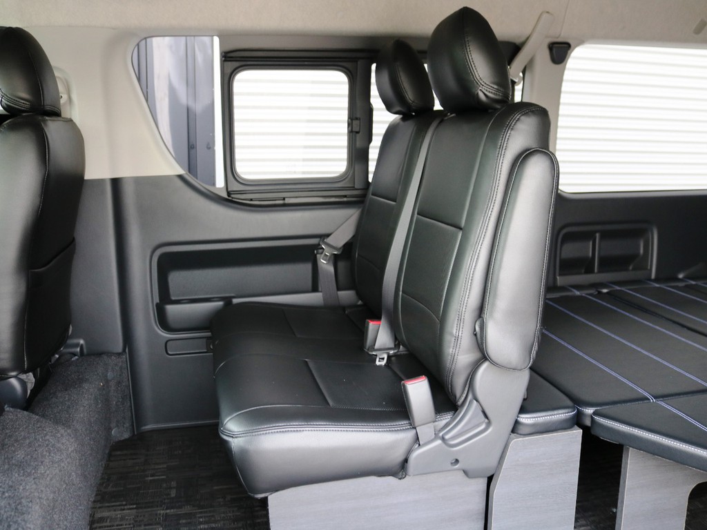 ２列目は２人掛けベンチシートタイプ！