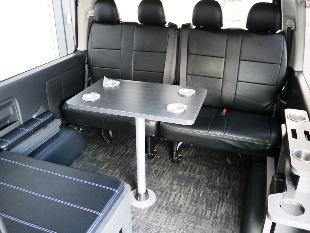 脱着可能なセンターテーブルを囲んでのリビング展開も可能です！取り外したベッドマットは車内収納が可能です♪