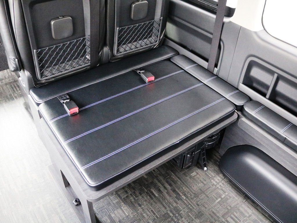 ３列目は後ろ向き２名定員！３列目シートは跳ね上げ収納が可能です♪