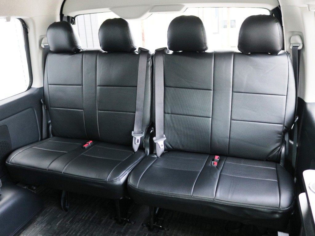 ４列目は２人掛けシート×２脚！