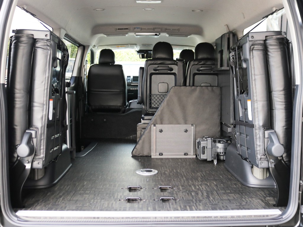 ４列目シートは片側ずつの跳ね上げ収納が可能です！４列目両側・ベッドマットを片付ければ広々ラゲージスペースに♪