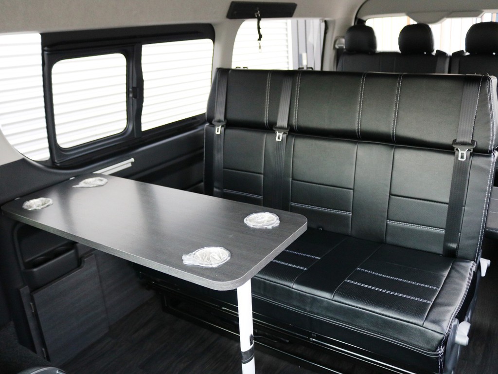 ２列目シートは３人掛けタイプ！シートの前には脱着式サイドテーブルの設置が可能です♪