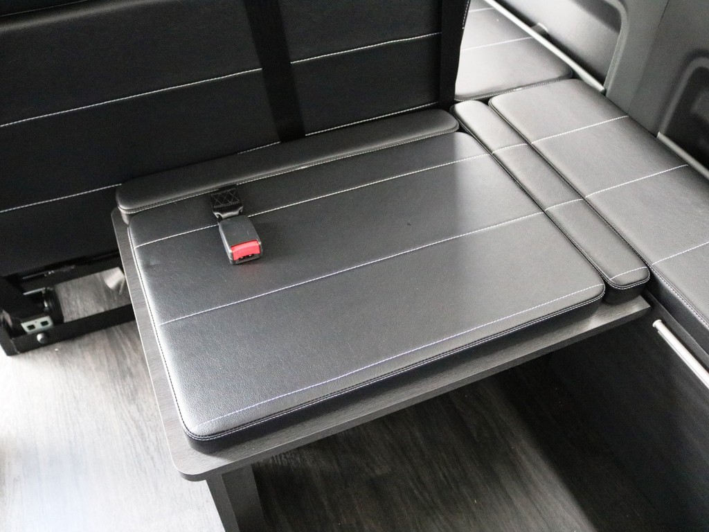 ３列目は後ろ向き１名定員！