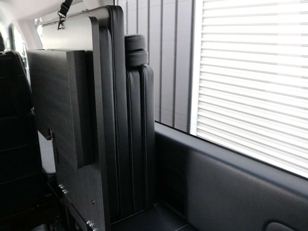 ３列目シートは跳ね上げ収納が可能です！取り外したベッドマットも収納可能です♪