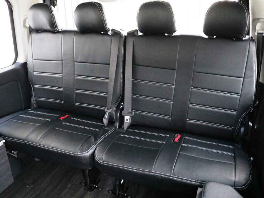 ４列目は２人掛けシート×２脚！