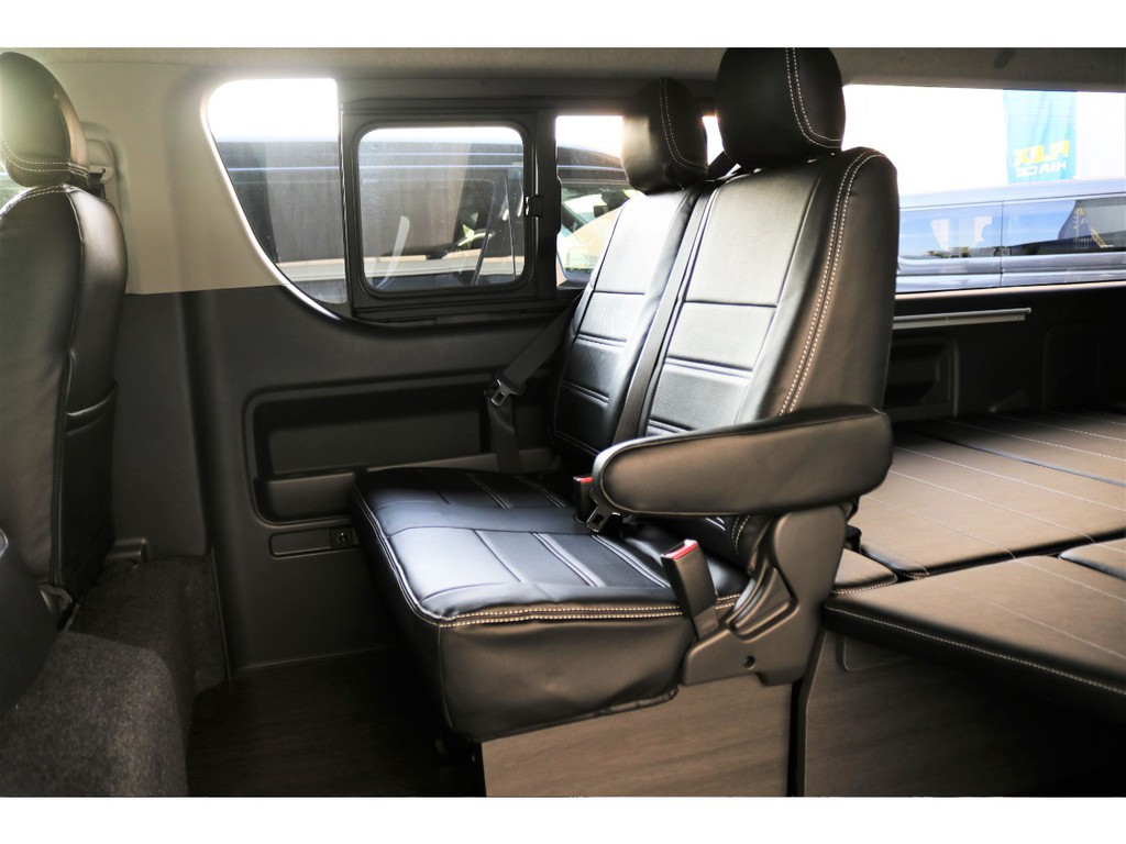 VER1のシートアレンジは2列目も純正の座席を利用しておりますので乗り降りや車内スペースの活用が楽です！