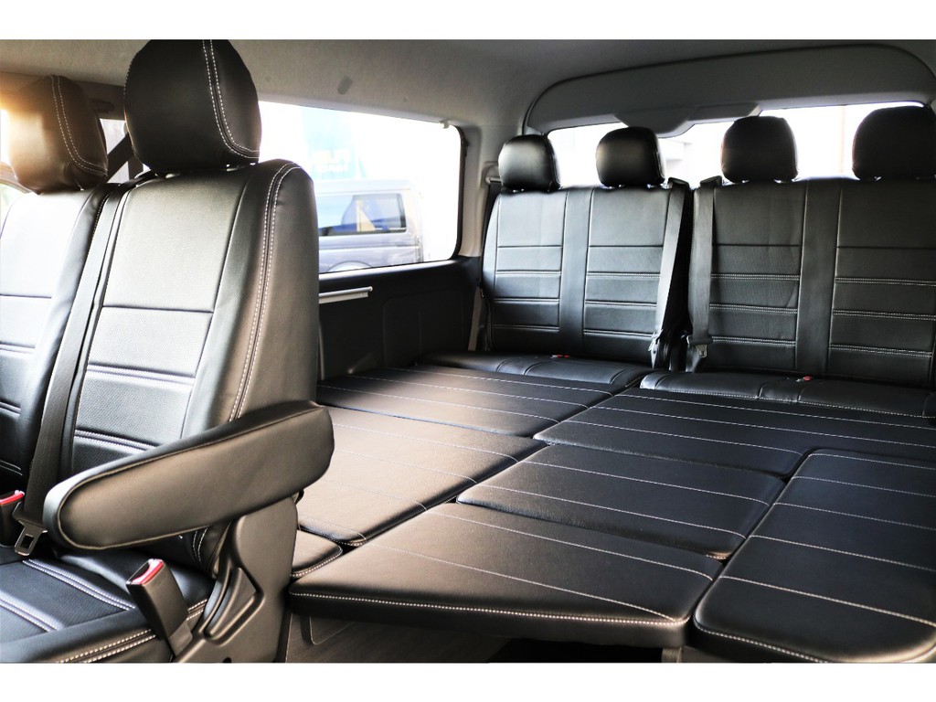 車内後部にはベットキット展開可能！くつろいでいただけるスペースがすぐに作り出せます！