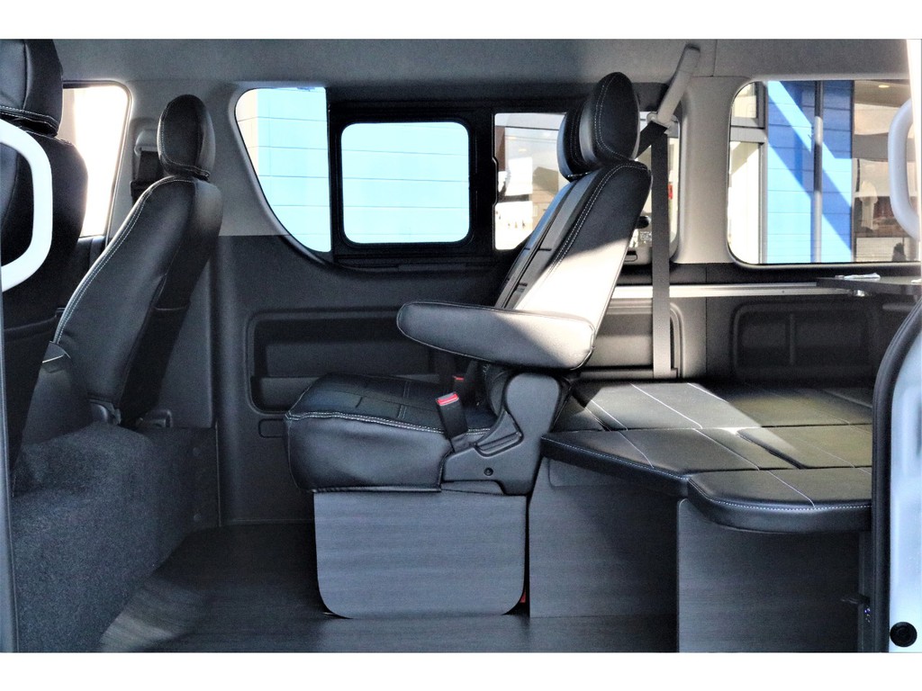 乗り込みスペースも広々セカンドシート周り