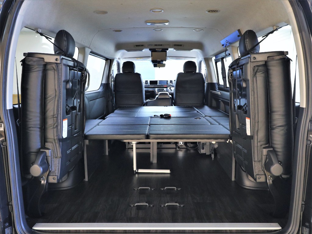 ４列目シートを跳ね上げて荷物を積めますよ！