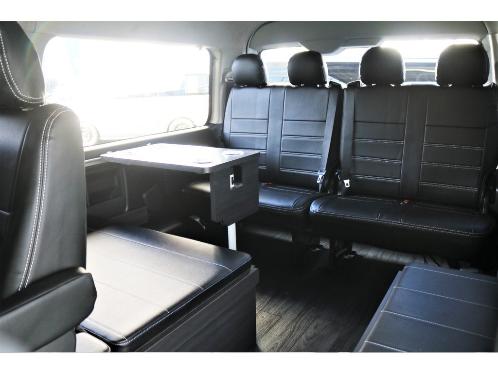 脱着可能なサイドテーブルを使って車内での空間をより楽しんで頂きます！