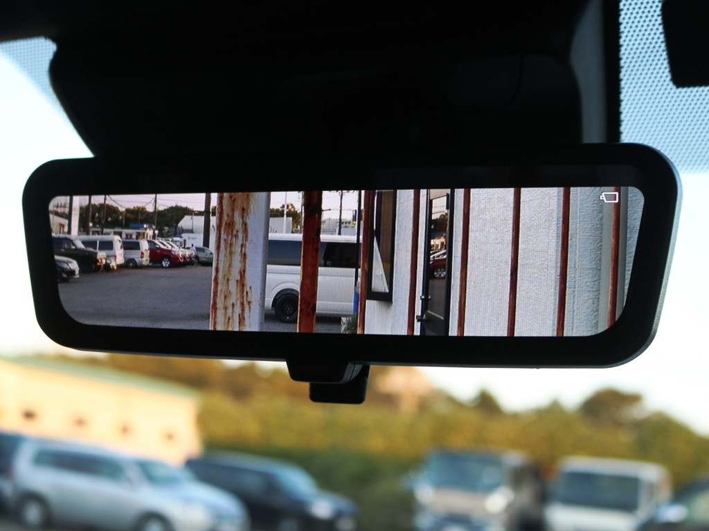 メーカーオプション　デジタルインナーミラー！車両後方の映像を常にミラーに映し出します♪