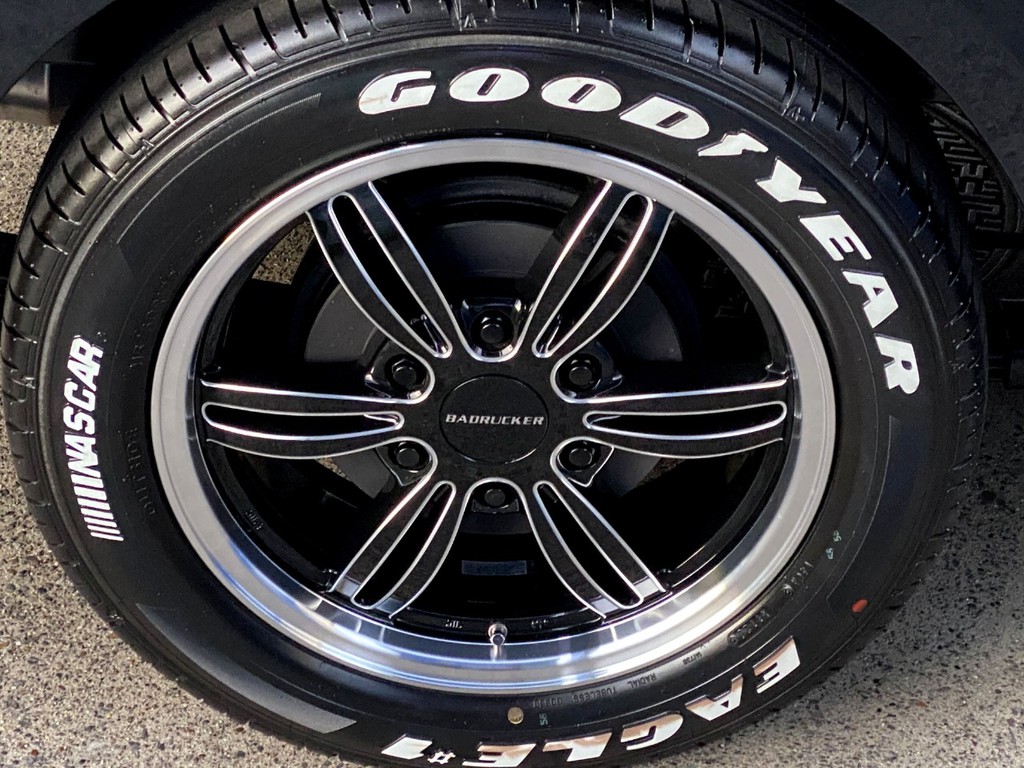 足元には４１５ＣＯＢＲＡ バットラッカーⅣ １７インチアルミにナスカータイヤをインストール！！
