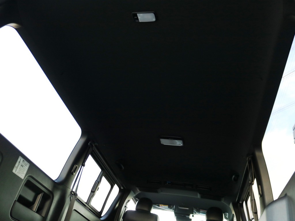 天井やトリム（車内の壁）等がブラックカラーとなっており、高級感のある内装となっております♪