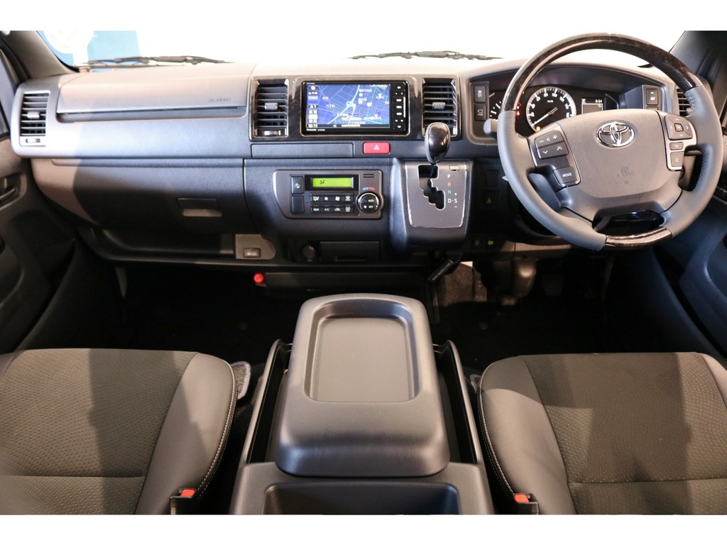 高級感溢れるコックピットで運転も楽しくなりますね！