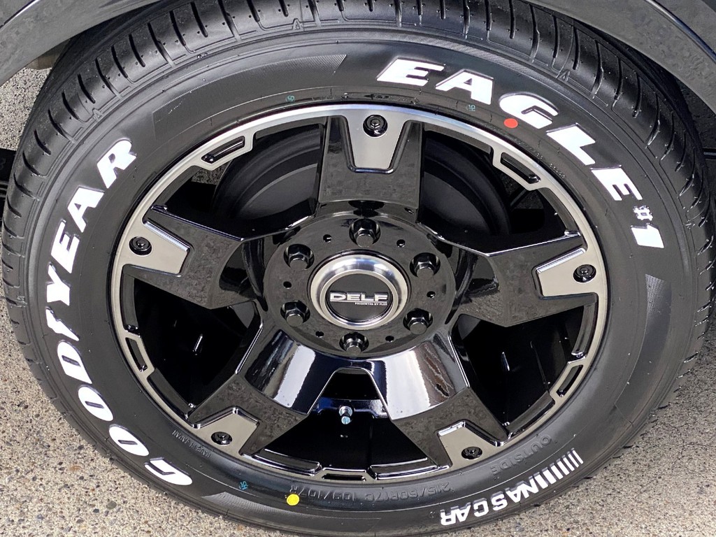 足元にはＦＬＥＸオリジナル Ｄｅｌｆ０３ １７インチアルミにナスカータイヤをインストール！！