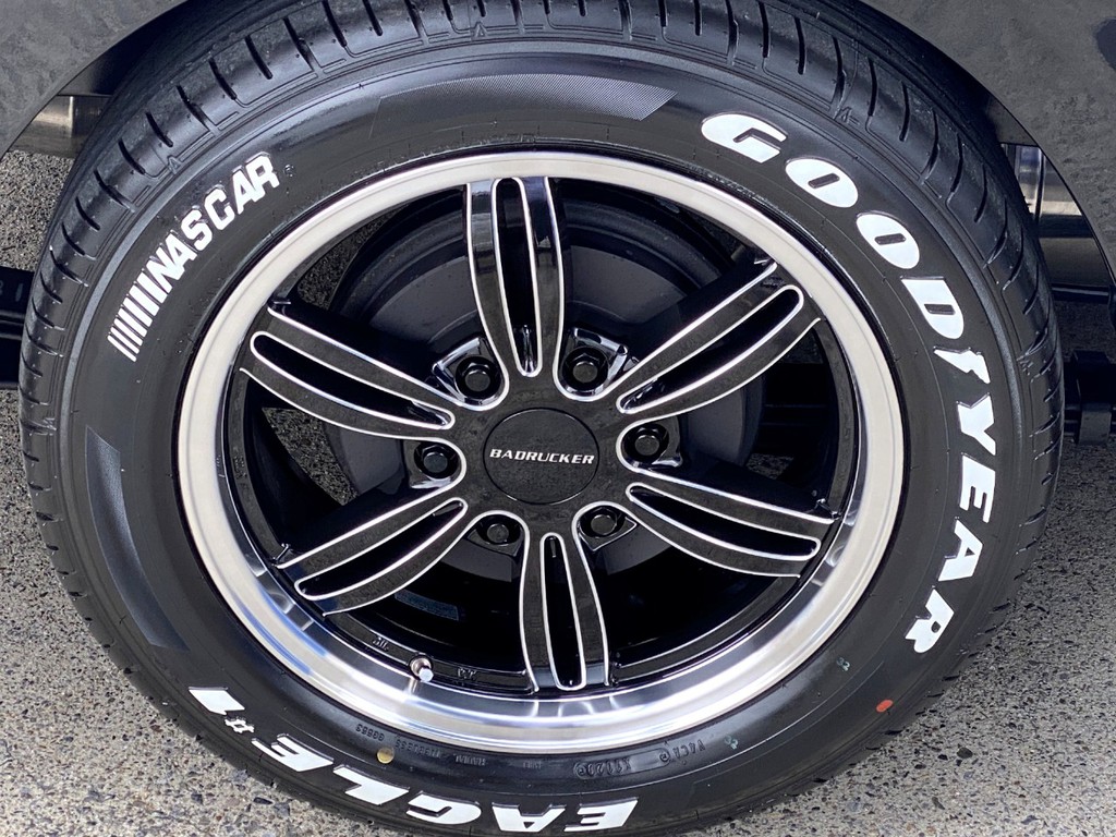 足元には４１５ＣＯＢＲＡ バットラッカーⅣ １７インチアルミにナスカータイヤをインストール！！