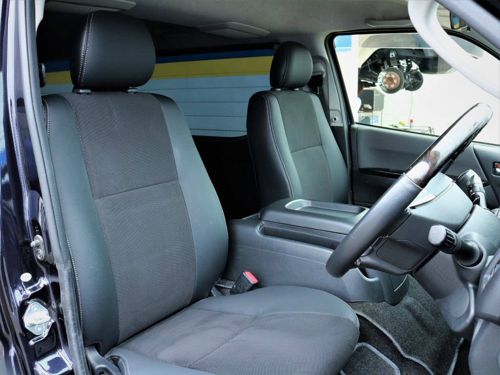 運転席シート、専用ハーフレザーシート！