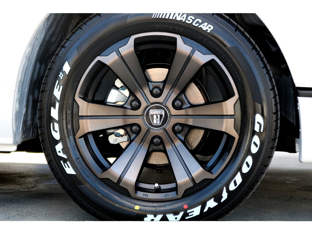 足元にはＦＬＥＸオリジナルカラー バルベロＵＧ１７インチアルミにナスカー ホワイトレタータイヤをチョイス！！