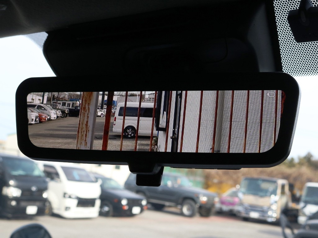 メーカーオプション　デジタルインナーミラー！車両後方の映像をミラーに映し出します♪