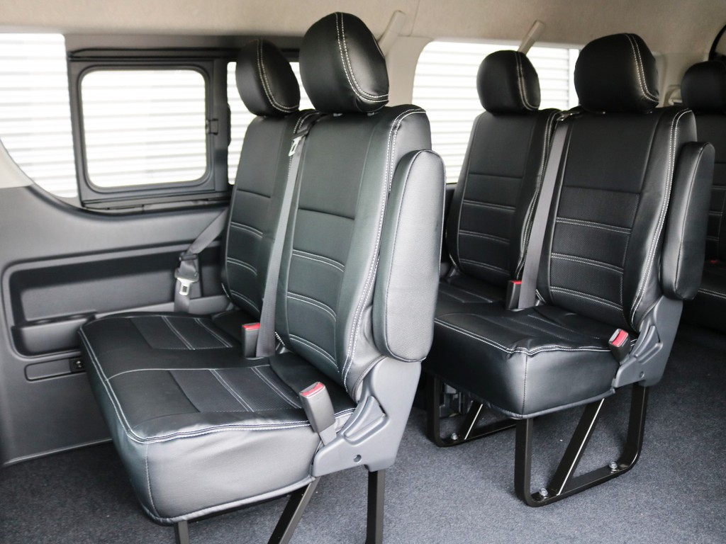 ２・３列目は２人掛けベンチシートタイプ！