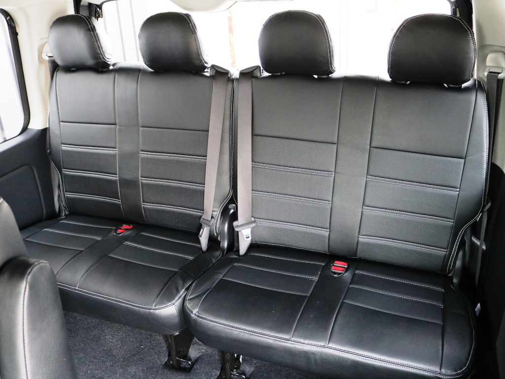 ４列目は２人掛けシート×２脚！