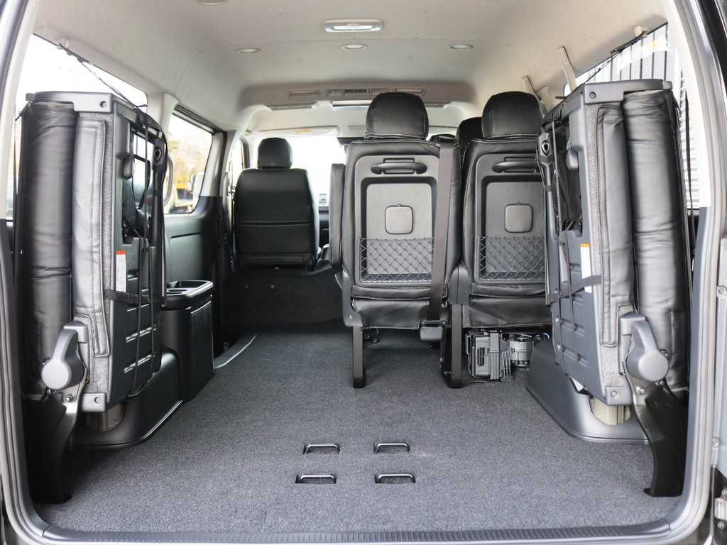 ４列目シートは片側ずつの跳ね上げ収納が可能です！両側収納すればラゲージスペースの確保が可能です♪