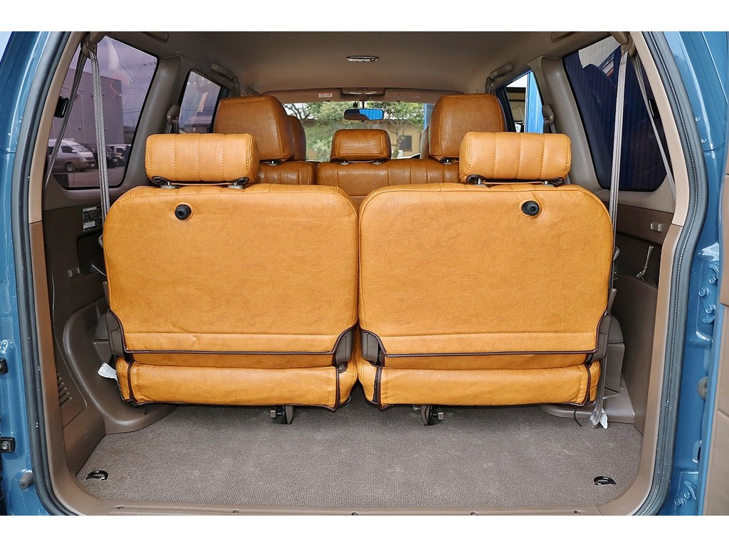 3列目シートは跳ね上げ可能ですのでキャンプ道具や釣り道具なども積載可能です♪
