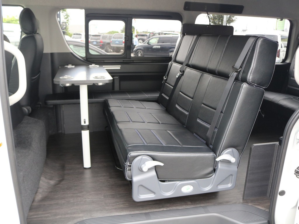 セカンドシート前方にはドリンクホルダー付きテーブルの設置が可能です！