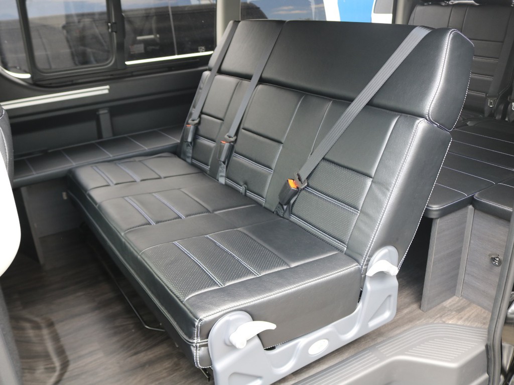 セカンドシートは3人乗車可能なレボシートを搭載！
