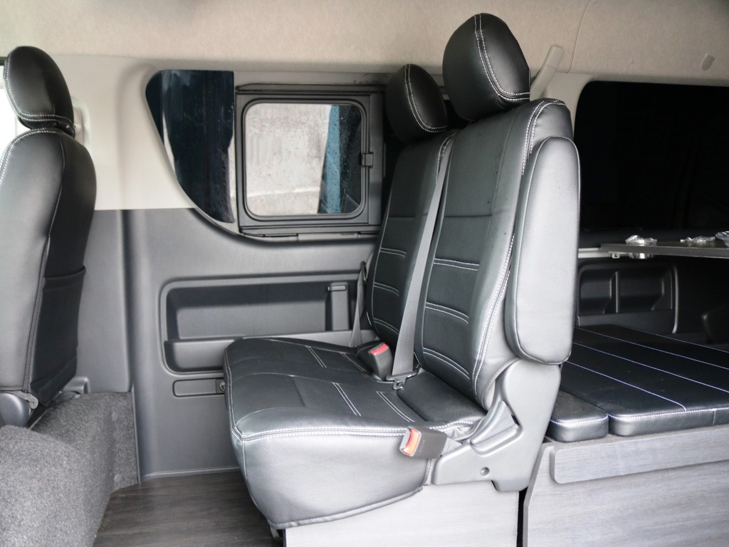 ２列目は２人掛けベンチシートタイプ！