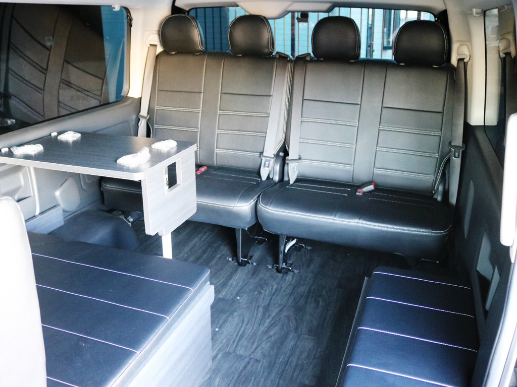 脱着可能なサイドテーブルを囲んでのリビング展開も可能です♪